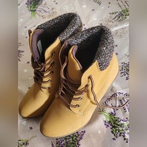 Comfy Fall Wedges Boots Size 6